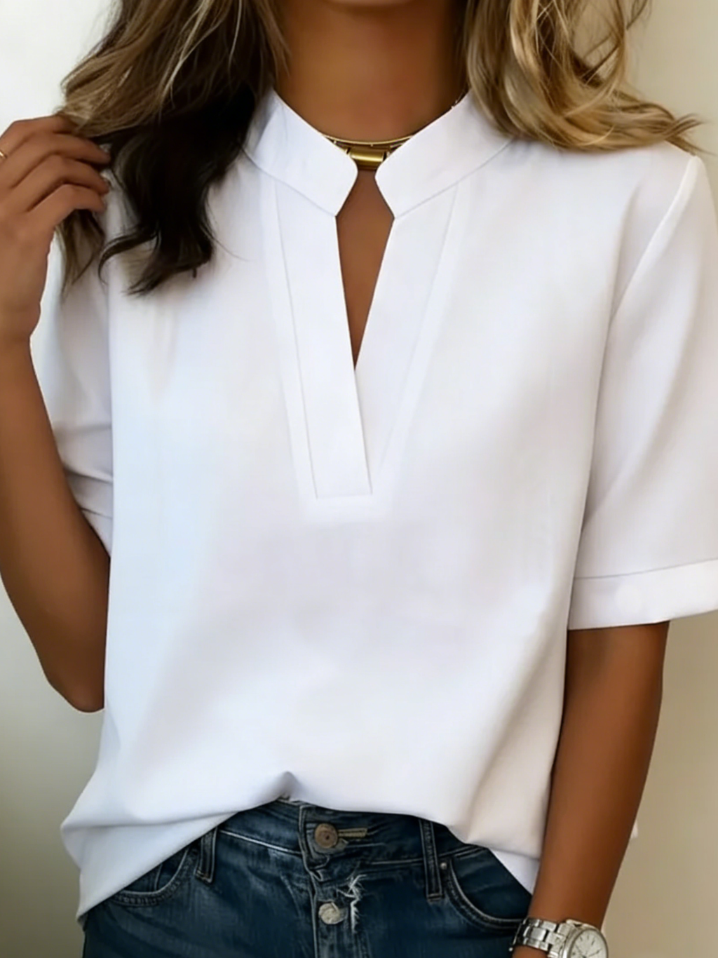 Margaux | Blusa Chic Cuello en V y Detalle Dorado