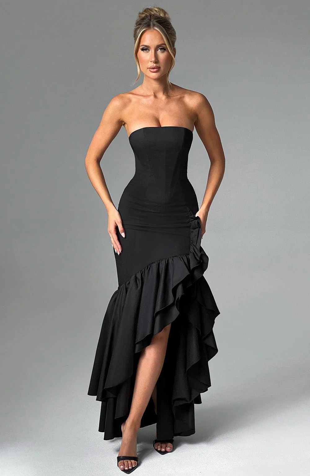 Vestido Largo Strapless con Abertura y Volantes – Riviera