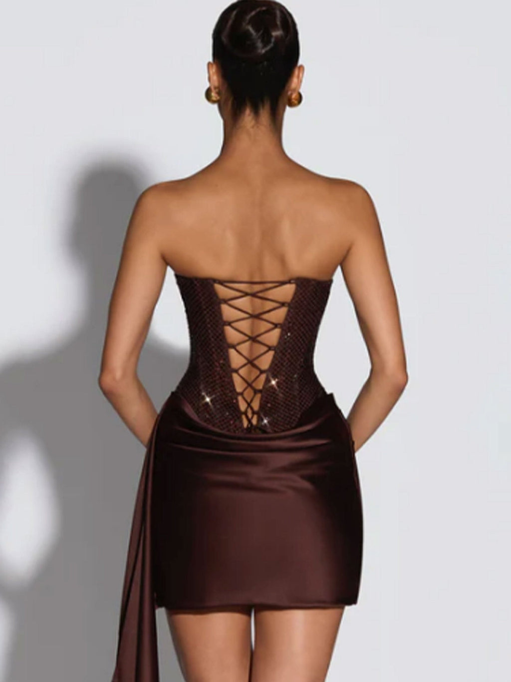 Vestido Corto de Lentejuelas con Falda de Satén y Drapeado – Chantilly