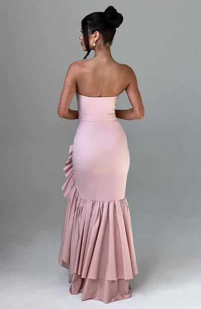 Vestido Largo Strapless con Abertura y Volantes – Riviera