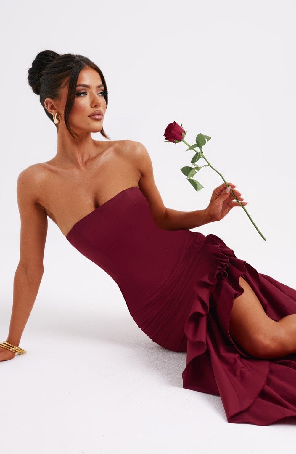 Vestido Largo Strapless con Abertura y Volantes – Riviera