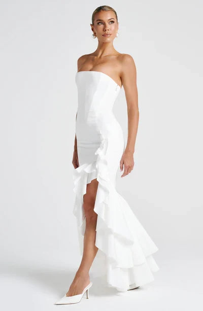 Vestido Largo Strapless con Abertura y Volantes – Riviera