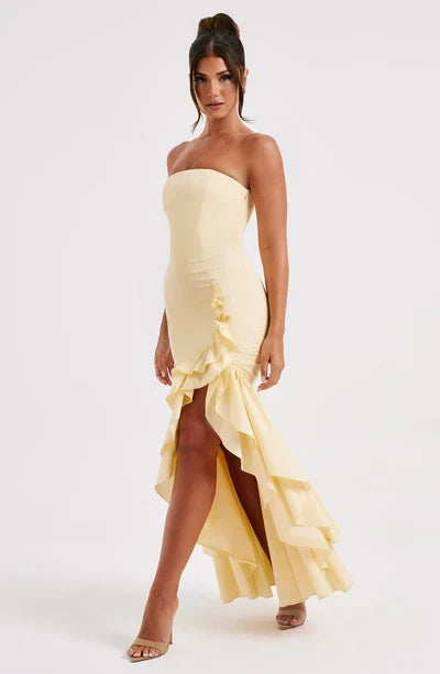 Vestido Largo Strapless con Abertura y Volantes – Riviera