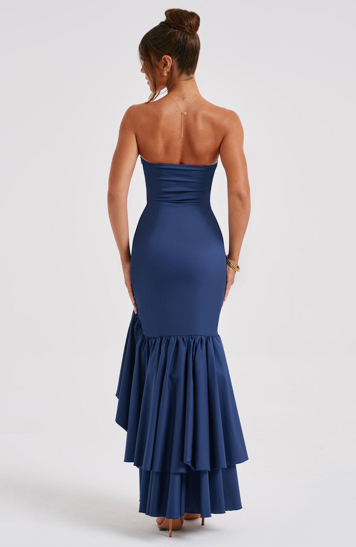 Vestido Largo Strapless con Abertura y Volantes – Riviera