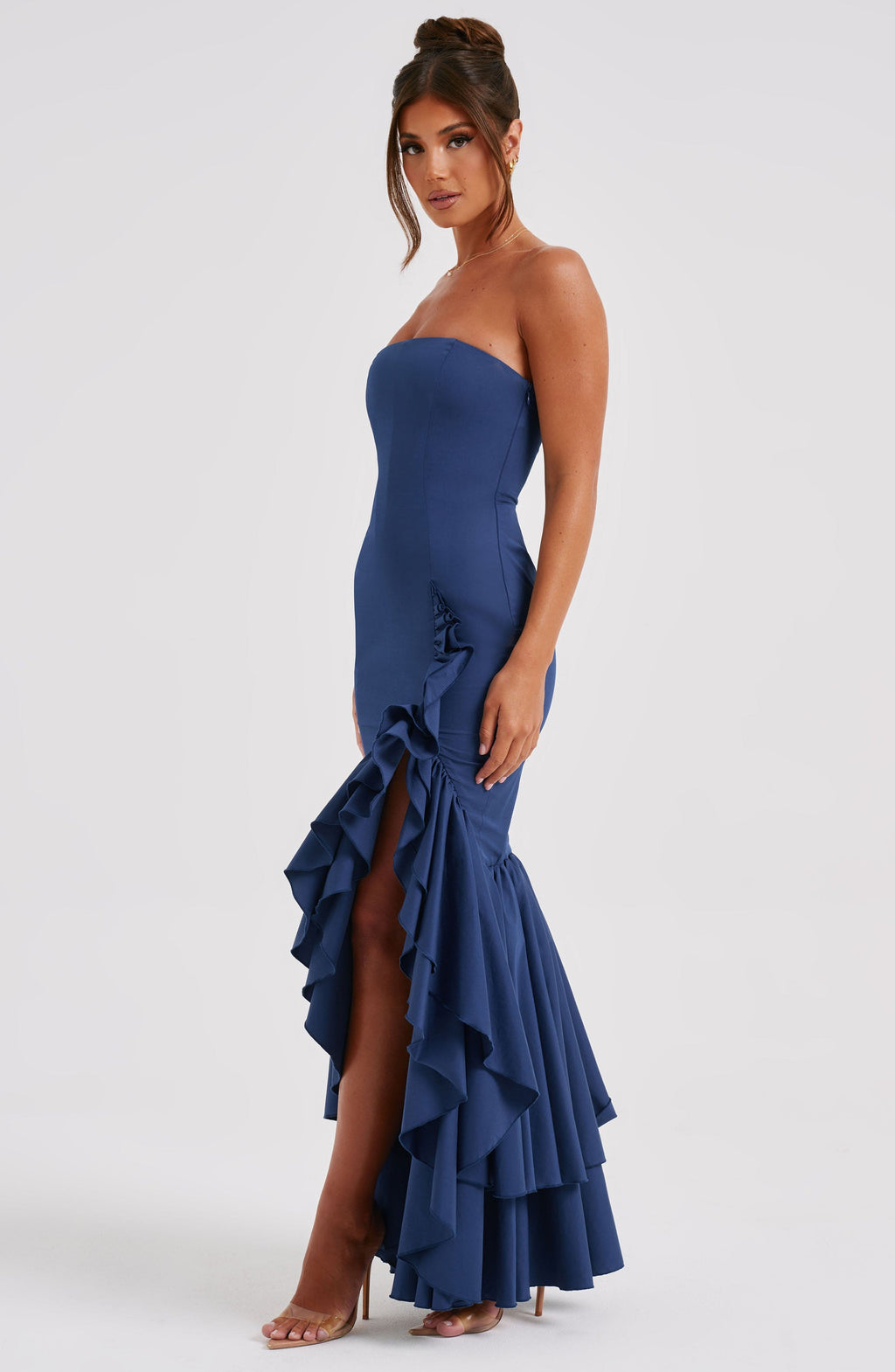 Vestido Largo Strapless con Abertura y Volantes – Riviera