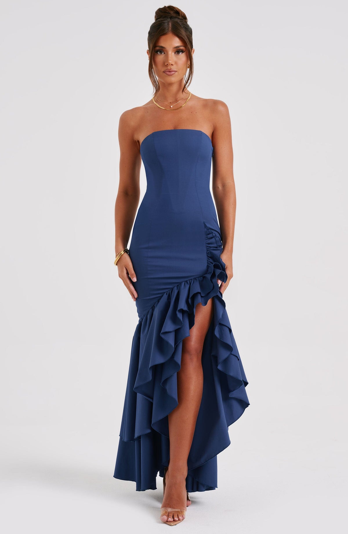 Vestido Largo Strapless con Abertura y Volantes – Riviera