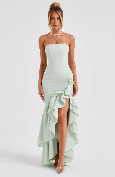 Vestido Largo Strapless con Abertura y Volantes – Riviera