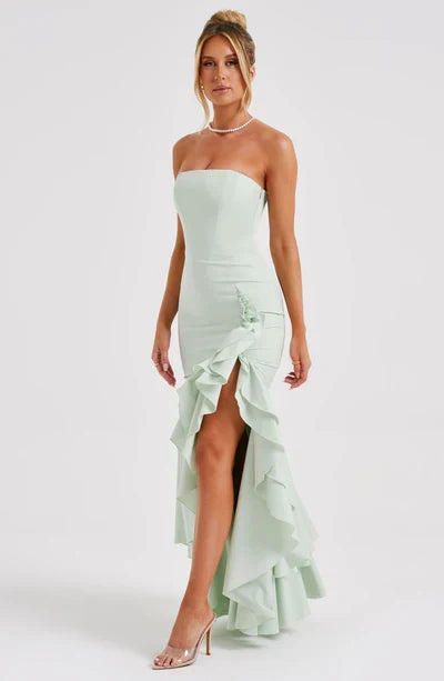 Vestido Largo Strapless con Abertura y Volantes – Riviera