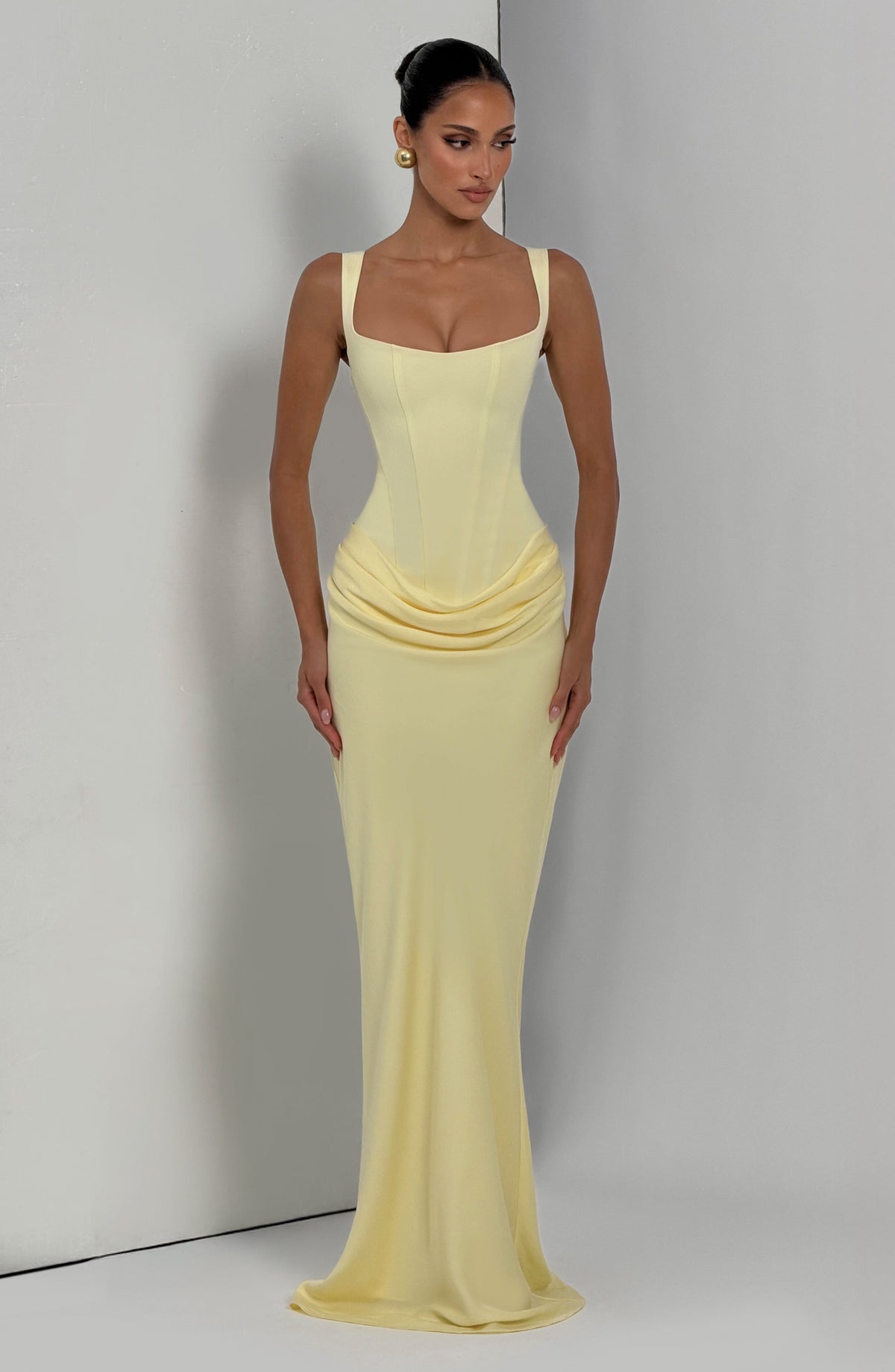 Vestido Largo con Corsé Estructurado y Escote Cuadrado – Mia