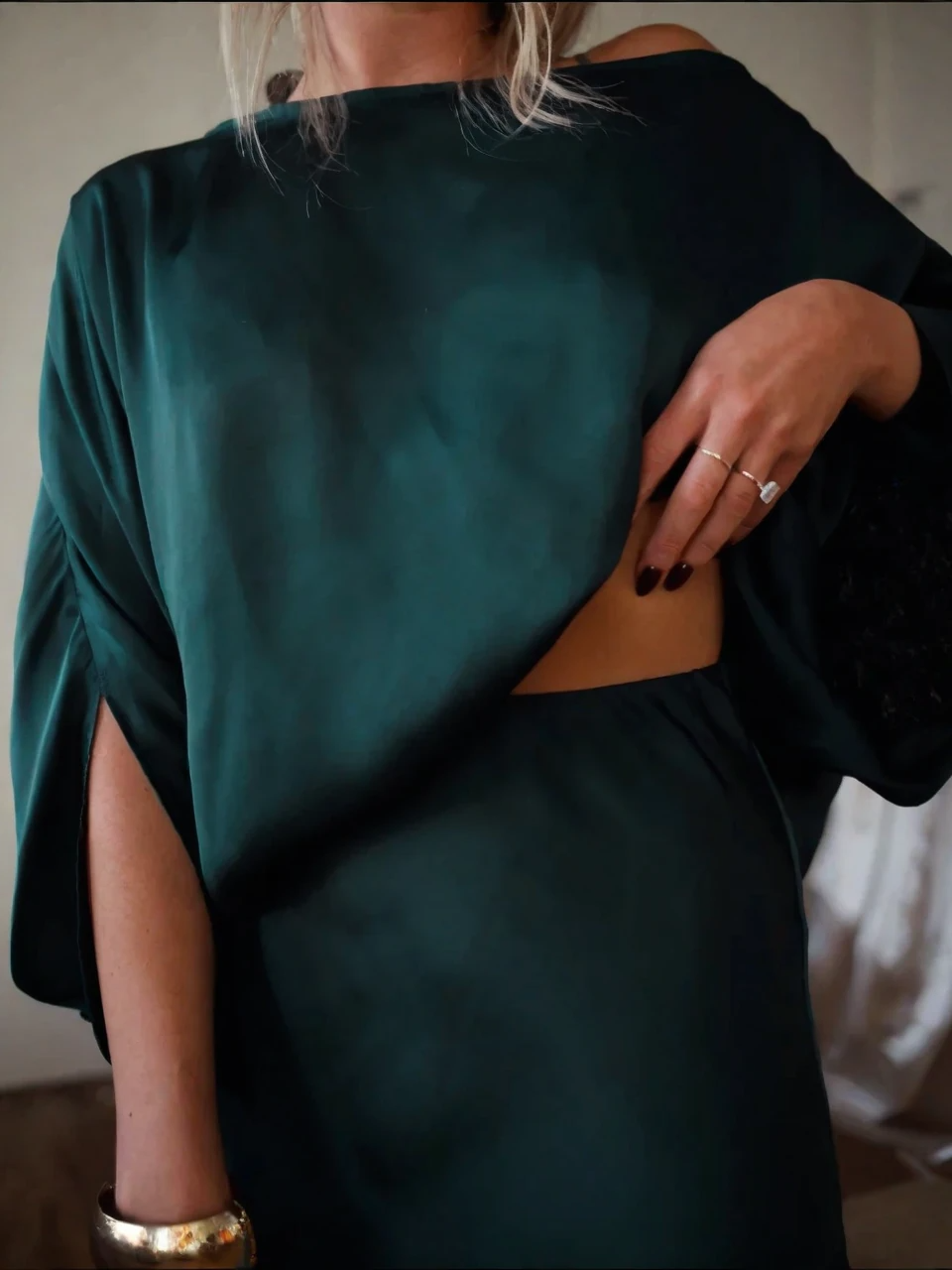 Vestido Femenino Largo de Satén Hombro Caído con Manga Amplia – Firenze