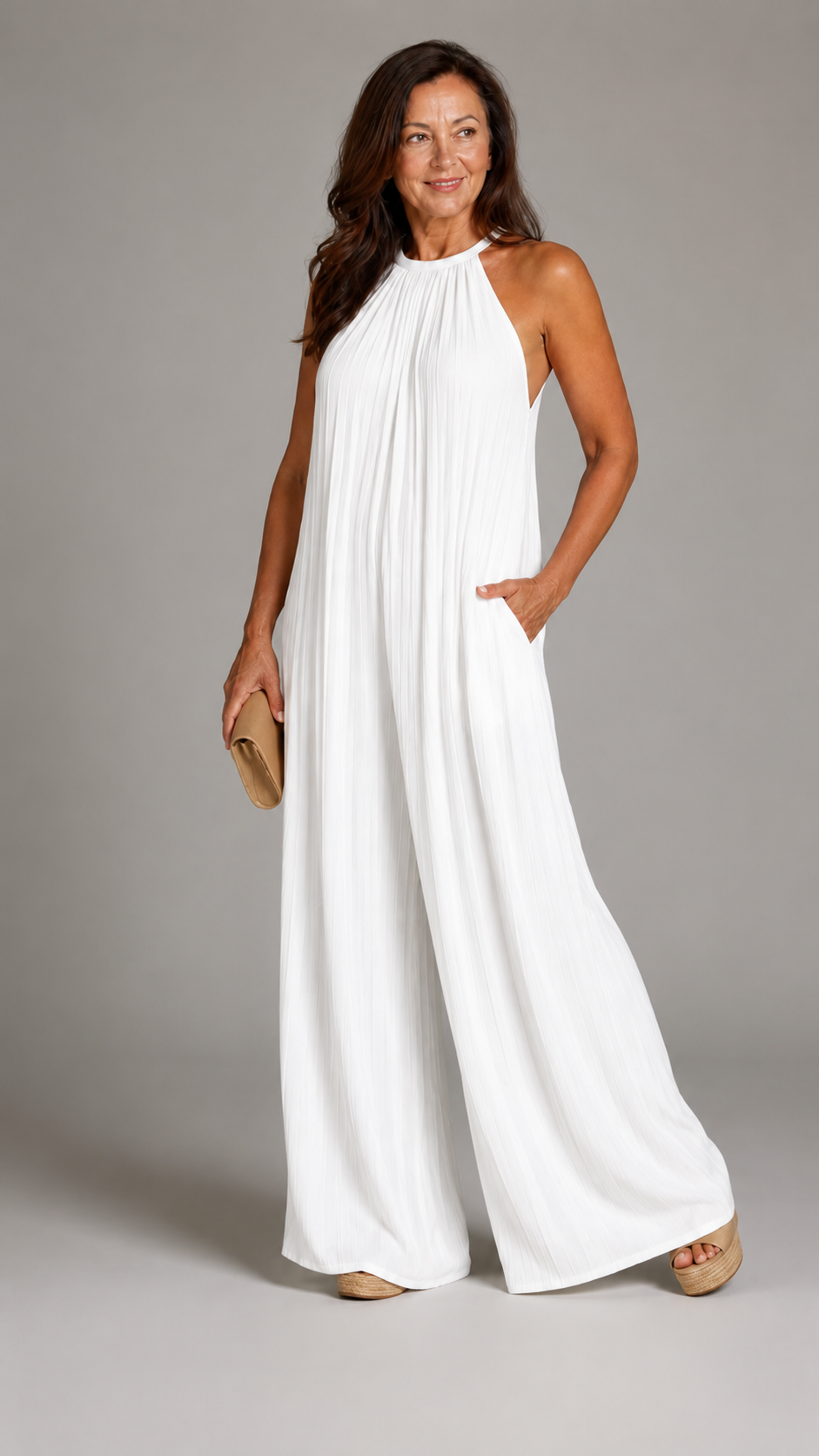 Sylvara | Jumpsuit Elegante de Pierna Amplia y Cuello Halter